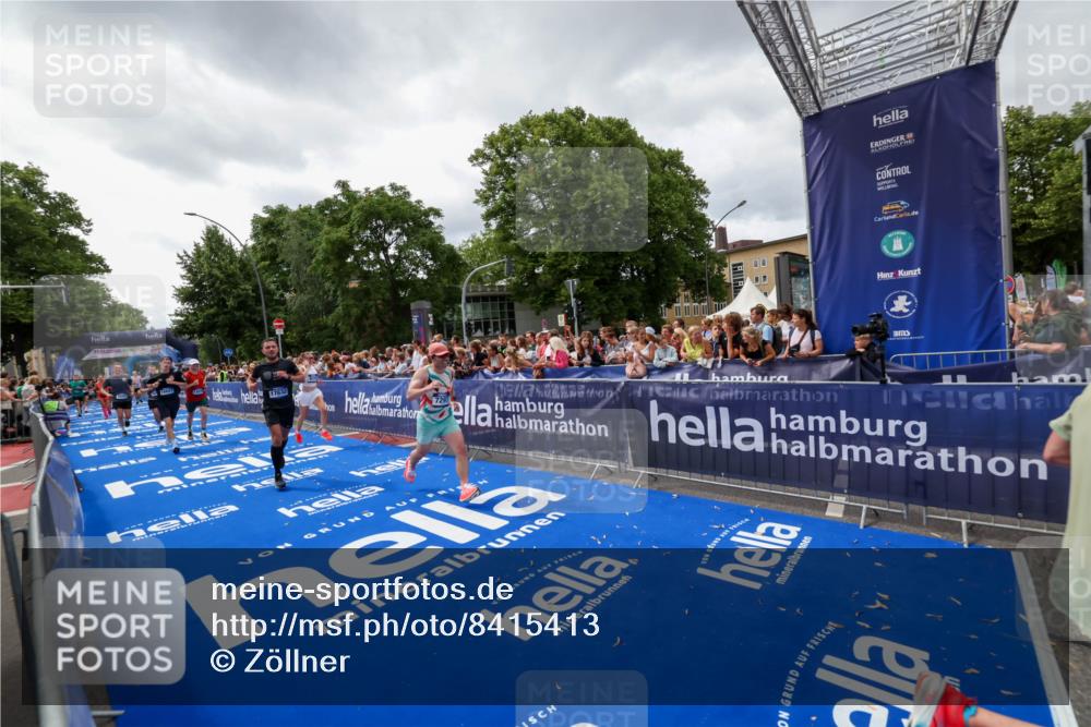 29.06.2025 - hella hamburg halbmarathon Zöllner http://msf.ph/oto/8415413 29.06.2025 10:49:09 Ziel 4832, 4847, 4890, 6389, 7297, 8302, 8821, 10184, 13614, 16414, 16627, 17173, 17632, 18598, 18842 meine-sportfotos.de