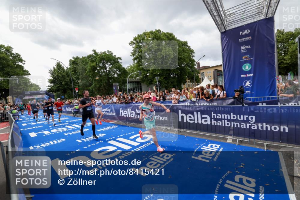 29.06.2025 - hella hamburg halbmarathon Zöllner http://msf.ph/oto/8415421 29.06.2025 10:49:09 Ziel 4832, 4847, 4890, 6389, 7297, 8302, 8821, 10184, 13614, 16414, 16627, 17173, 17632, 18598, 18842 meine-sportfotos.de