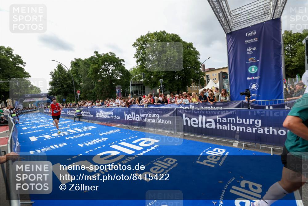 29.06.2025 - hella hamburg halbmarathon Zöllner http://msf.ph/oto/8415422 29.06.2025 10:26:12 Ziel 13779, 16615, 17003 meine-sportfotos.de