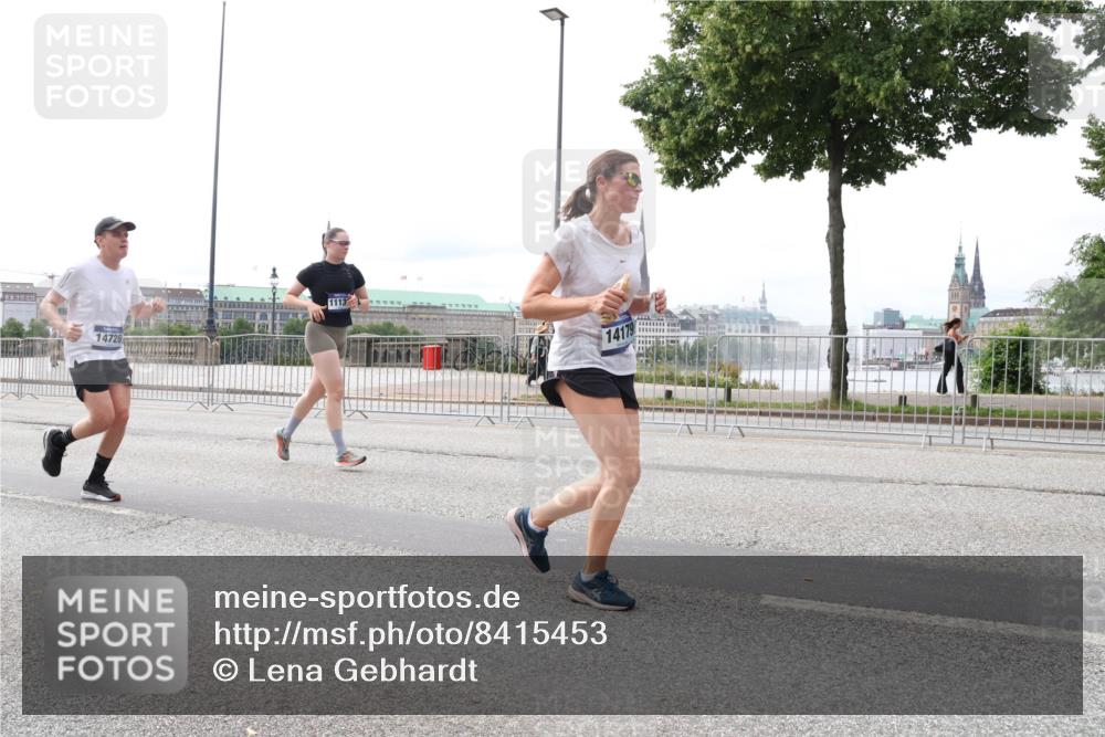 29.06.2025 - hella hamburg halbmarathon Lena Gebhardt http://msf.ph/oto/8415453 29.06.2025 10:26:14 Lombardsbrücke 14726, 1113, 14179, 1300, 1479, 3617, 4267, 4268, 4315, 4797, 4844, 5497, 6159, 6663, 6905, 7929, 8276, 8306, 8357, 8674, 8942, 10104, 10219, 11107, 11139, 11596, 11699, 11828, 11859, 12074, 12126, 12826, 12827, 12838, 12945, 12946, 13264, 14063, 14179, 14223, 14356, 14726, 14930, 16927, 17369, 17712, 18087, 19144 meine-sportfotos.de