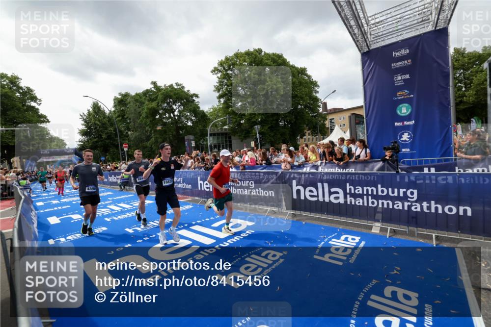 29.06.2025 - hella hamburg halbmarathon Zöllner http://msf.ph/oto/8415456 29.06.2025 10:49:11 Ziel 4832, 4847, 4890, 6389, 8302, 10184, 13614, 15523, 16414, 16627, 16731, 17173, 17632, 18598, 18842 meine-sportfotos.de