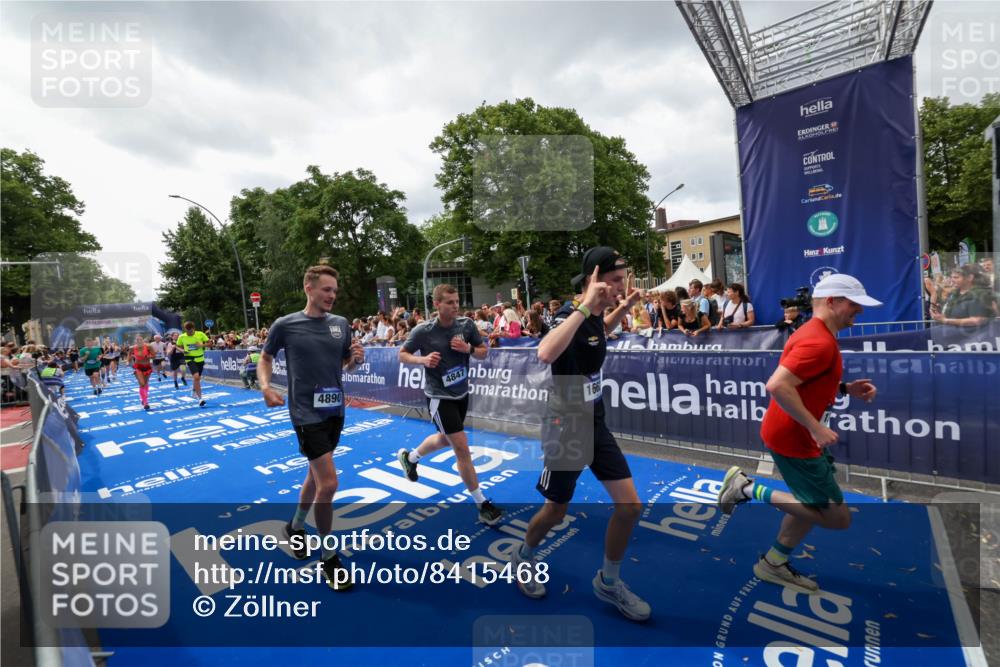 29.06.2025 - hella hamburg halbmarathon Zöllner http://msf.ph/oto/8415468 29.06.2025 10:49:12 Ziel 2013, 4832, 4847, 4890, 6389, 10184, 13614, 15523, 16414, 16627, 16731, 17173, 18598, 18842 meine-sportfotos.de