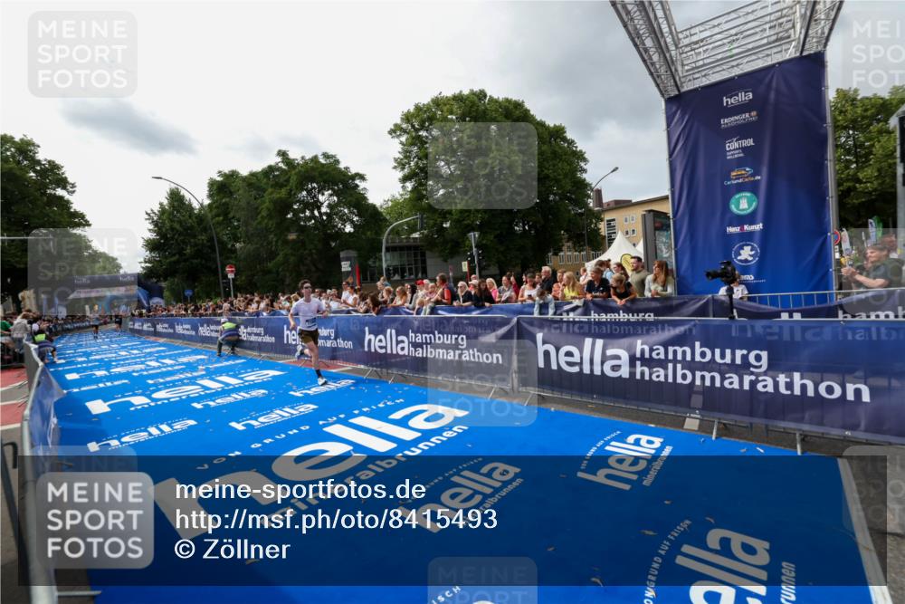 29.06.2025 - hella hamburg halbmarathon Zöllner http://msf.ph/oto/8415493 29.06.2025 10:26:29 Ziel 7380, 14728, 17040 meine-sportfotos.de