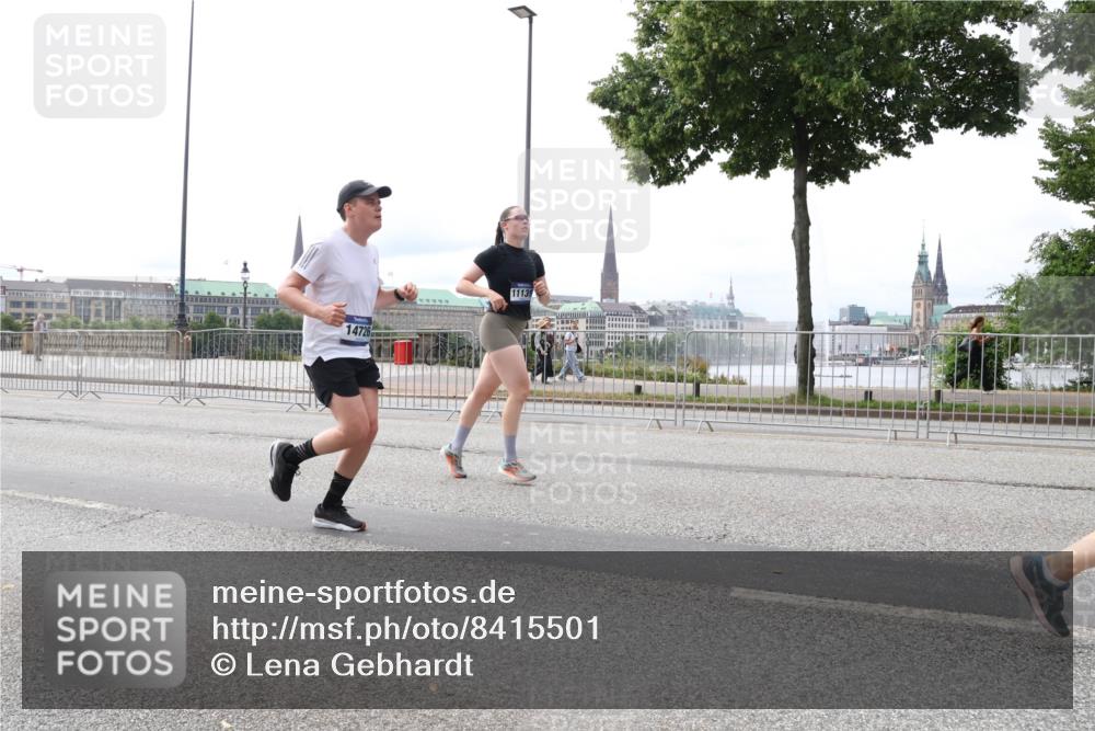 29.06.2025 - hella hamburg halbmarathon Lena Gebhardt http://msf.ph/oto/8415501 29.06.2025 10:26:15 Lombardsbrücke 14726, 11135, 1300, 1479, 3617, 4267, 4268, 4315, 4797, 4844, 5497, 6159, 6663, 6905, 7929, 8276, 8306, 8357, 8674, 8942, 10104, 10219, 11107, 11139, 11596, 11699, 11828, 11859, 12074, 12126, 12826, 12827, 12838, 12945, 12946, 13264, 14063, 14179, 14223, 14356, 14726, 14930, 17369, 17712, 18087, 19144 meine-sportfotos.de