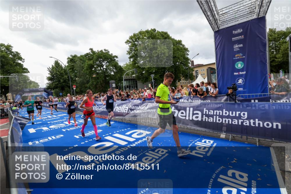 29.06.2025 - hella hamburg halbmarathon Zöllner http://msf.ph/oto/8415511 29.06.2025 10:49:14 Ziel 2013, 4832, 6389, 8112, 10184, 15523, 16369, 16414, 16731, 17173, 18598, 18842 meine-sportfotos.de