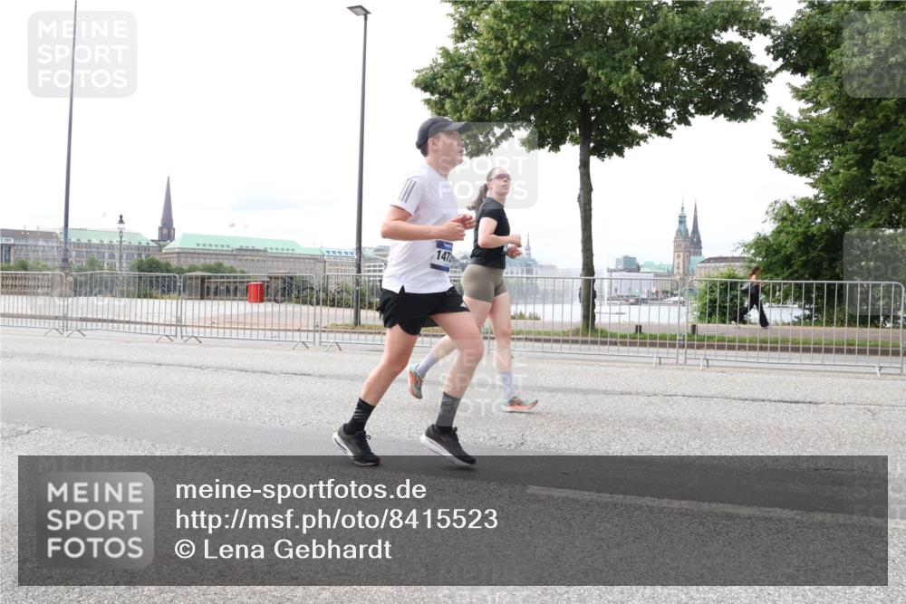 29.06.2025 - hella hamburg halbmarathon Lena Gebhardt http://msf.ph/oto/8415523 29.06.2025 10:26:15 Lombardsbrücke 147, 1300, 1479, 3617, 4267, 4268, 4315, 4797, 4844, 5497, 6159, 6663, 6905, 7929, 8276, 8306, 8357, 8674, 8942, 10104, 10219, 11107, 11139, 11596, 11699, 11828, 11859, 12074, 12126, 12826, 12827, 12838, 12945, 12946, 13264, 14063, 14179, 14223, 14356, 14726, 14930, 17369, 17712, 18087, 19144 meine-sportfotos.de