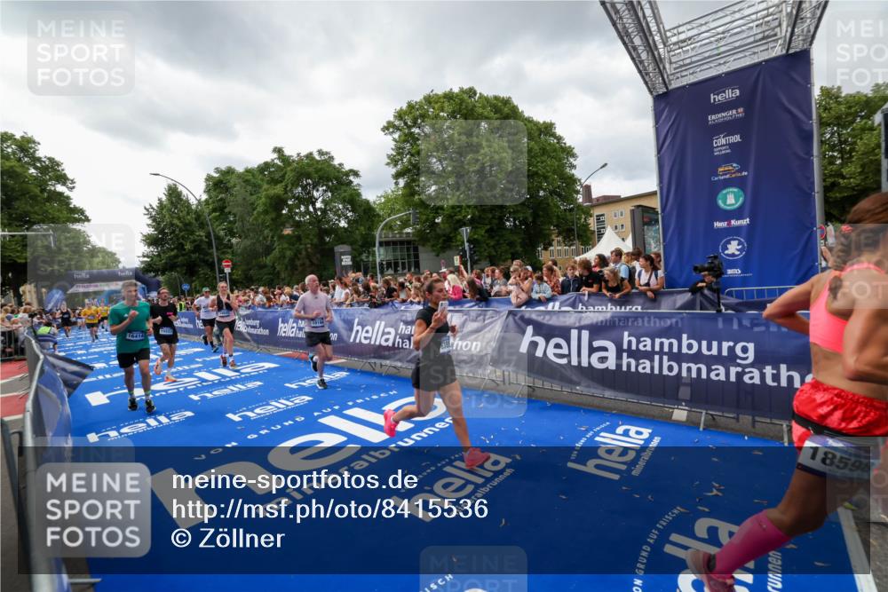 29.06.2025 - hella hamburg halbmarathon Zöllner http://msf.ph/oto/8415536 29.06.2025 10:49:16 Ziel 2013, 6389, 8112, 9348, 10053, 10184, 13450, 15523, 16369, 16414, 16731, 17173, 18598, 18842 meine-sportfotos.de