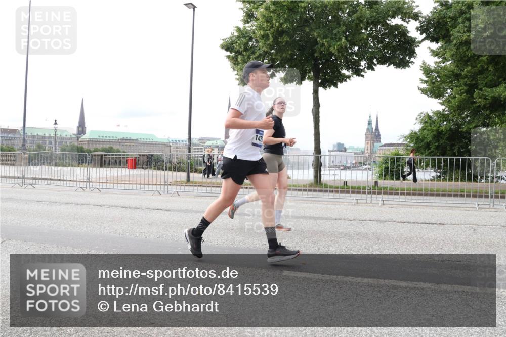 29.06.2025 - hella hamburg halbmarathon Lena Gebhardt http://msf.ph/oto/8415539 29.06.2025 10:26:15 Lombardsbrücke 147, 1300, 1479, 3617, 4267, 4268, 4315, 4797, 4844, 5497, 6159, 6663, 6905, 7929, 8276, 8306, 8357, 8674, 8942, 10104, 10219, 11107, 11139, 11596, 11699, 11828, 11859, 12074, 12126, 12826, 12827, 12838, 12945, 12946, 13264, 14063, 14179, 14223, 14356, 14726, 14930, 17369, 17712, 18087, 19144 meine-sportfotos.de
