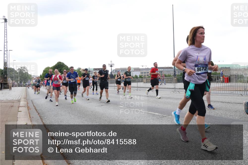 29.06.2025 - hella hamburg halbmarathon Lena Gebhardt http://msf.ph/oto/8415588 29.06.2025 10:51:35 Lombardsbrücke 9582, 5394, 9583, 16642, 8672, 119, 1478, 1617, 1997, 2202, 2308, 2380, 2484, 2485, 2593, 2736, 2778, 3240, 3934, 3991, 4156, 4652, 4713, 4748, 4808, 4878, 4920, 5291, 5357, 5394, 5530, 5534, 5716, 5717, 6007, 6091, 6604, 6885, 6945, 6947, 6954, 6961, 7012, 7769, 7841, 7871, 7992, 8040, 8125, 8399, 8410, 8672, 9166, 9167, 9220, 9340, 9462, 9582, 9583, 9590, 9594, 9673, 9763, 10496, 10521, 10693, 10830, 11034, 11268, 11575, 11875, 12065 meine-sportfotos.de