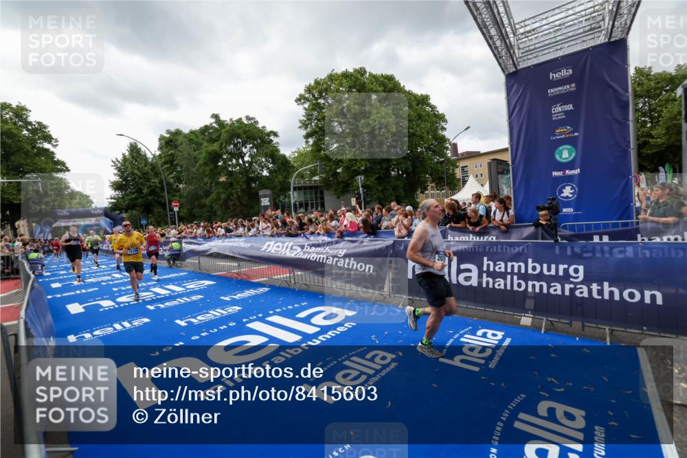 29.06.2025 - hella hamburg halbmarathon Zöllner http://msf.ph/oto/8415603 29.06.2025 10:49:20 Ziel 2013, 4183, 4185, 6158, 8112, 9348, 10053, 10189, 11819, 13450, 14526, 15422, 16369 meine-sportfotos.de