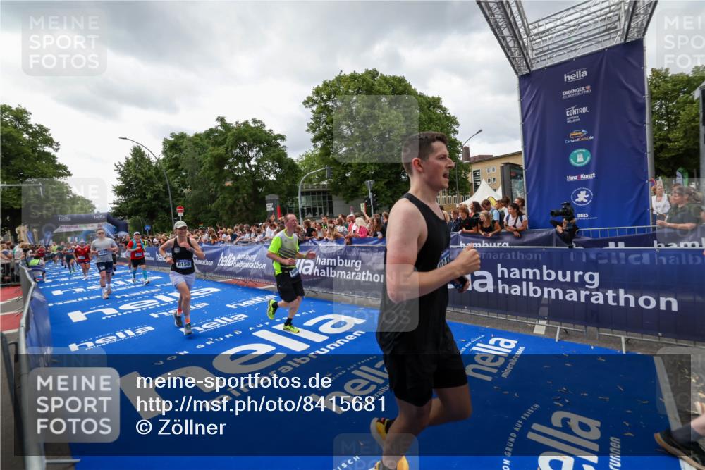 29.06.2025 - hella hamburg halbmarathon Zöllner http://msf.ph/oto/8415681 29.06.2025 10:49:24 Ziel 4183, 4185, 6158, 9348, 10053, 10189, 11819, 12670, 13450, 14526, 15422, 15784, 15894, 15966 meine-sportfotos.de