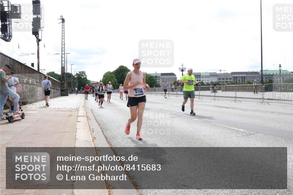 29.06.2025 - hella hamburg halbmarathon Lena Gebhardt http://msf.ph/oto/8415683 29.06.2025 10:26:21 Lombardsbrücke 6159, 6674, 1300, 3617, 4267, 4268, 4315, 4844, 5497, 6159, 6905, 7929, 8079, 8276, 8306, 8357, 8674, 8942, 10219, 11107, 11139, 11828, 11859, 12126, 12826, 12827, 12838, 12945, 12946, 13264, 14063, 14179, 14356, 14726, 14930, 15807, 17369, 17712, 18087, 19144 meine-sportfotos.de