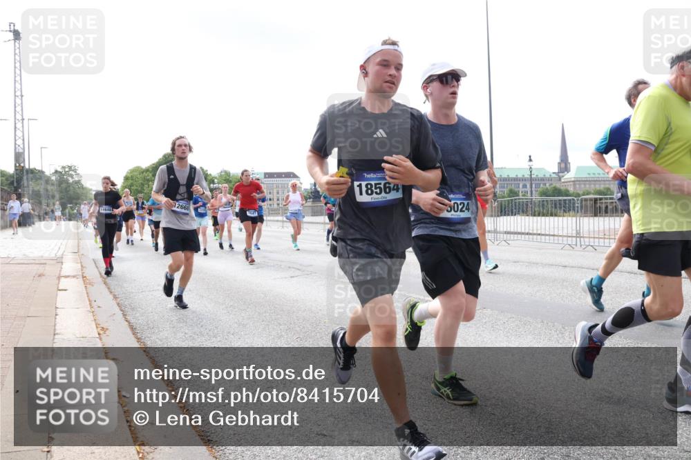 29.06.2025 - hella hamburg halbmarathon Lena Gebhardt http://msf.ph/oto/8415704 29.06.2025 10:17:36 Lombardsbrücke 12668, 225, 7647, 18564, 5024, 1015, 1083, 1204, 1274, 1356, 1458, 1477, 1622, 1749, 1795, 2094, 2259, 2305, 2548, 2860, 2908, 3138, 3292, 3464, 3466, 3802, 3803, 4194, 4218, 4852, 5002, 5023, 5290, 5390, 5611, 5733, 5929, 5930, 5995, 6126, 6128, 6254, 6336, 6352, 6520, 6522, 6786, 7011, 7258, 7291, 7410, 7413, 7445, 7566, 7647, 7844, 7945, 8144, 8210, 8253, 8309, 8351, 8433, 8558, 8799, 8895, 9152, 9259, 9400, 9798, 9848, 10174 meine-sportfotos.de