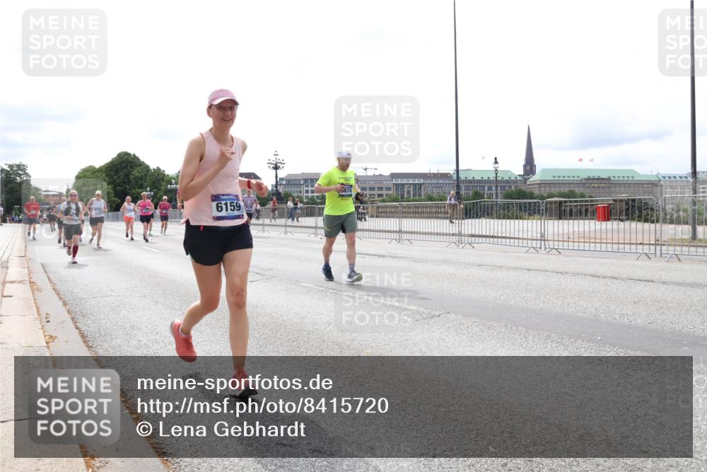 29.06.2025 - hella hamburg halbmarathon Lena Gebhardt http://msf.ph/oto/8415720 29.06.2025 10:26:22 Lombardsbrücke 6159, 1300, 2643, 3617, 4267, 4268, 4315, 4844, 5497, 6159, 6905, 7929, 8079, 8276, 8306, 8357, 8674, 8942, 10219, 11107, 11139, 11270, 11828, 11859, 12126, 12826, 12827, 12945, 12946, 13264, 14063, 14179, 14356, 14726, 14930, 15807, 17369, 17712, 18087, 19144 meine-sportfotos.de