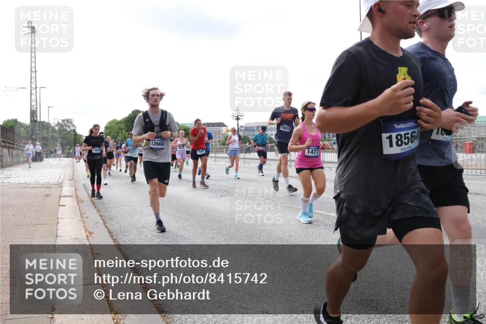 29.06.2025 - hella hamburg halbmarathon Lena Gebhardt http://msf.ph/oto/8415742 29.06.2025 10:17:36 Lombardsbrücke 12668, 7647, 10620, 1477, 18564, 1015, 1083, 1204, 1274, 1356, 1458, 1477, 1622, 1749, 1795, 2094, 2259, 2305, 2548, 2860, 2908, 3138, 3292, 3464, 3466, 3802, 3803, 4194, 4218, 4852, 5002, 5023, 5290, 5390, 5611, 5733, 5929, 5930, 5995, 6126, 6128, 6254, 6336, 6352, 6520, 6522, 6786, 7011, 7258, 7291, 7410, 7413, 7445, 7566, 7647, 7844, 7945, 8144, 8210, 8253, 8309, 8351, 8433, 8558, 8799, 8895, 9152, 9259, 9400, 9798, 9848, 10174 meine-sportfotos.de