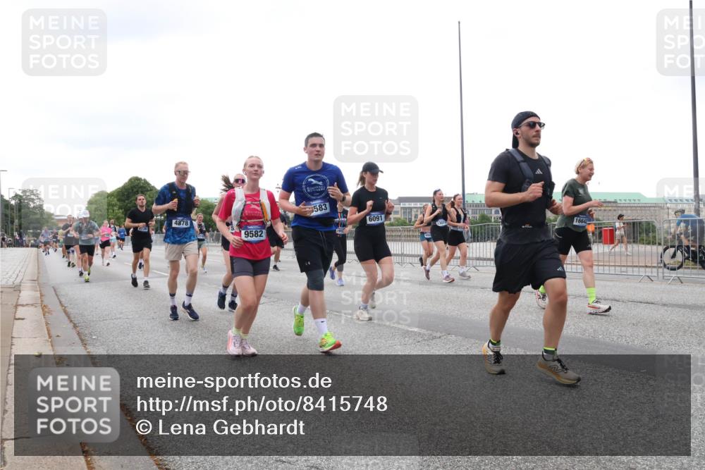 29.06.2025 - hella hamburg halbmarathon Lena Gebhardt http://msf.ph/oto/8415748 29.06.2025 10:51:38 Lombardsbrücke 2736, 4878, 9582, 583, 1910, 6091, 16642, 1478, 1617, 1997, 2202, 2308, 2380, 2484, 2485, 2593, 2736, 2778, 3240, 3991, 4156, 4652, 4713, 4748, 4808, 4878, 4920, 5291, 5357, 5394, 5534, 5716, 5717, 6007, 6091, 6604, 6885, 6945, 6947, 6954, 6961, 7012, 7769, 7841, 7871, 7992, 8040, 8125, 8399, 8410, 8672, 9166, 9167, 9220, 9340, 9462, 9582, 9583, 9590, 9594, 9673, 9763, 10496, 10521, 10693, 10830, 11034, 11101, 11268, 11575, 11875, 12065 meine-sportfotos.de
