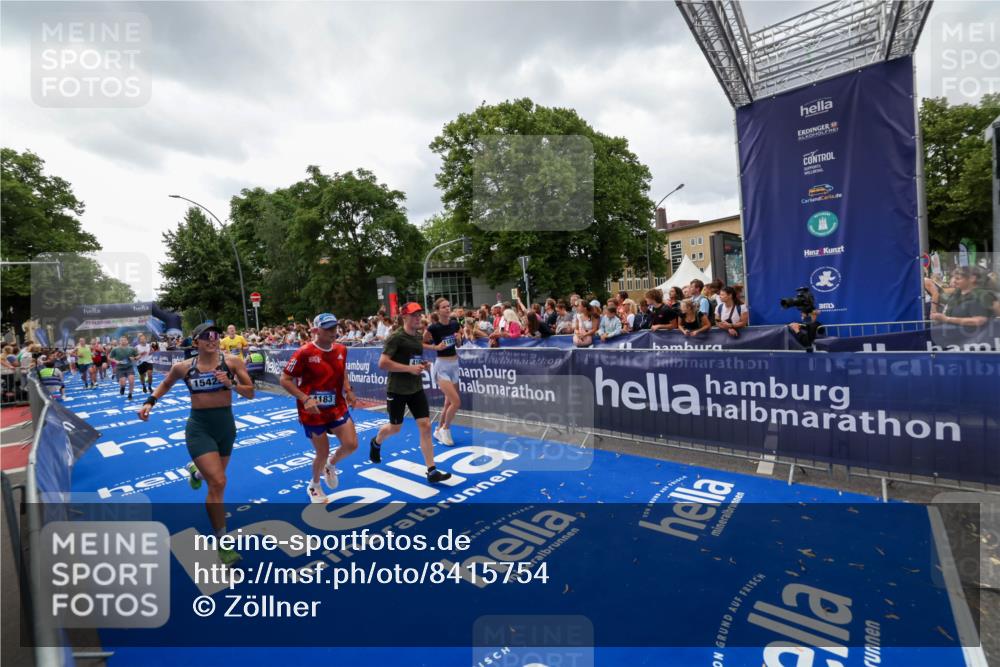 29.06.2025 - hella hamburg halbmarathon Zöllner http://msf.ph/oto/8415754 29.06.2025 10:49:28 Ziel 1342, 1476, 2878, 4183, 4185, 8813, 10189, 11339, 11779, 11819, 12670, 13269, 14526, 14838, 15422, 15784, 15894, 15966, 16891, 18476, 18887, 18960 meine-sportfotos.de
