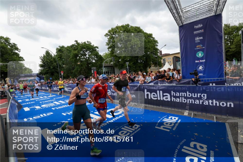 29.06.2025 - hella hamburg halbmarathon Zöllner http://msf.ph/oto/8415761 29.06.2025 10:49:28 Ziel 1342, 1476, 2878, 4183, 4185, 8813, 10189, 11339, 11779, 11819, 12670, 13269, 14526, 14838, 15422, 15784, 15894, 15966, 16891, 18476, 18887, 18960 meine-sportfotos.de
