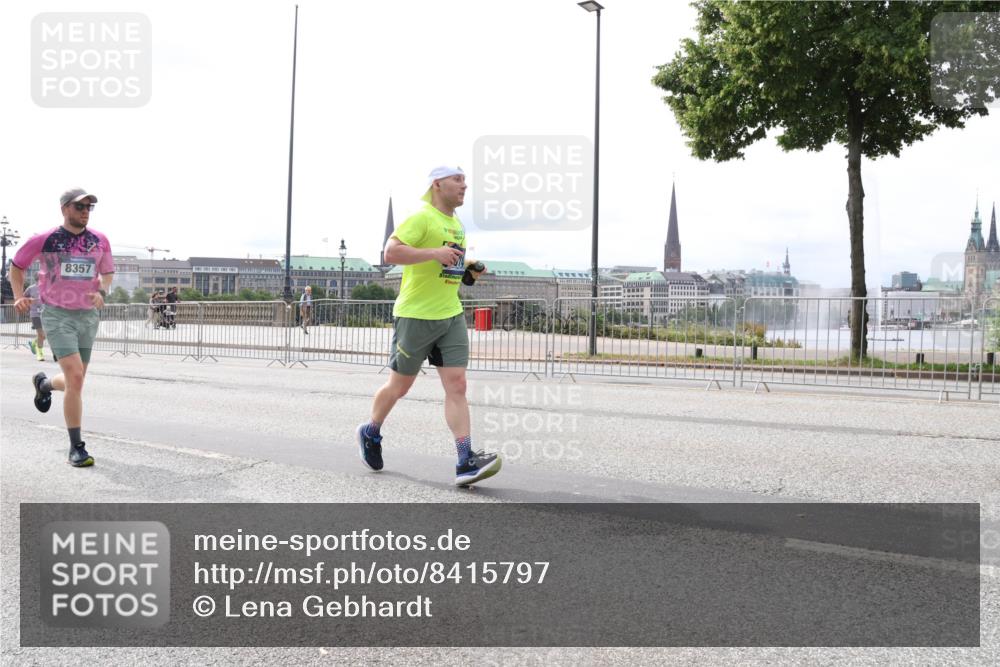29.06.2025 - hella hamburg halbmarathon Lena Gebhardt http://msf.ph/oto/8415797 29.06.2025 10:26:23 Lombardsbrücke 8357, 1300, 2643, 3617, 4267, 4268, 4315, 4844, 5497, 6159, 6905, 7929, 8079, 8276, 8306, 8357, 8674, 8942, 11107, 11139, 11270, 11828, 11859, 12126, 12826, 12827, 12945, 12946, 13264, 14063, 14179, 14356, 14726, 14930, 15807, 17675, 17712, 18087, 19144 meine-sportfotos.de