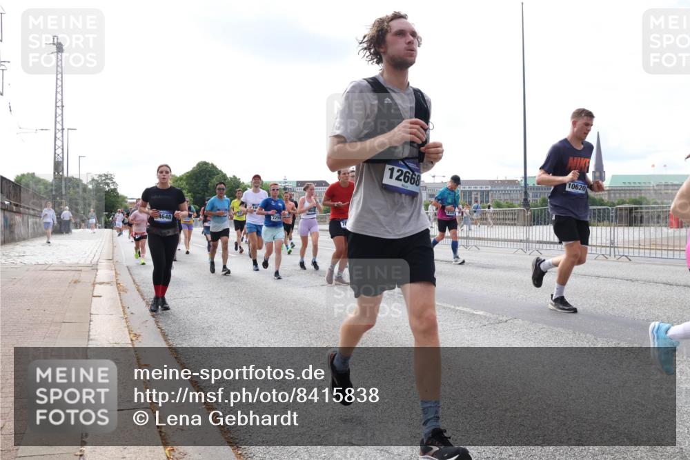 29.06.2025 - hella hamburg halbmarathon Lena Gebhardt http://msf.ph/oto/8415838 29.06.2025 10:17:37 Lombardsbrücke 4648, 2259, 12668, 10620, 1015, 1083, 1204, 1274, 1356, 1458, 1477, 1622, 1749, 1795, 2094, 2259, 2305, 2548, 2860, 3138, 3292, 3464, 3466, 3802, 3803, 4194, 4218, 4852, 5002, 5004, 5023, 5290, 5390, 5611, 5733, 5930, 6126, 6128, 6254, 6336, 6352, 6520, 6522, 6786, 7011, 7258, 7291, 7410, 7413, 7445, 7566, 7647, 7844, 7945, 8144, 8210, 8253, 8309, 8351, 8433, 8558, 8799, 8895, 9152, 9259, 9400, 9798, 9848, 9964, 10174 meine-sportfotos.de
