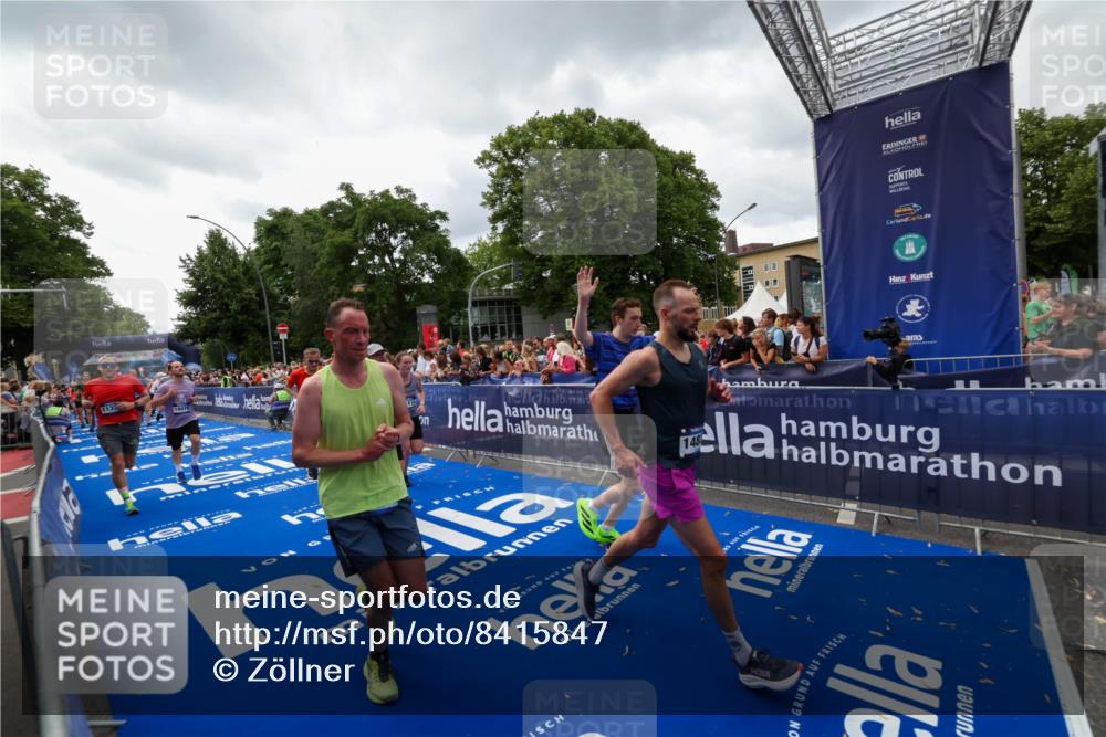 29.06.2025 - hella hamburg halbmarathon Zöllner http://msf.ph/oto/8415847 29.06.2025 10:49:34 Ziel 1342, 1476, 2516, 2592, 2596, 2878, 2889, 5705, 8437, 8689, 8813, 9038, 9649, 11339, 11340, 11679, 11779, 12094, 13233, 13269, 14562, 14838, 15392, 15857, 16114, 16592, 16738, 16891, 17001, 18476, 18887, 18960 meine-sportfotos.de