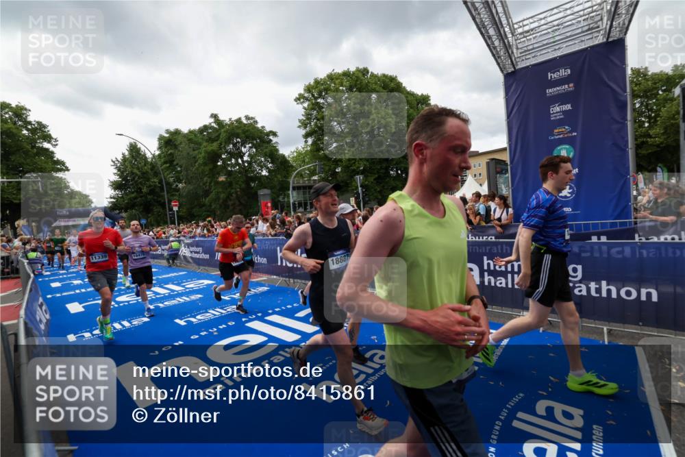 29.06.2025 - hella hamburg halbmarathon Zöllner http://msf.ph/oto/8415861 29.06.2025 10:49:34 Ziel 1342, 1476, 2516, 2592, 2596, 2878, 2889, 5705, 8437, 8689, 8813, 9038, 9649, 11339, 11340, 11679, 11779, 12094, 13233, 13269, 14562, 14838, 15392, 15857, 16114, 16592, 16738, 16891, 17001, 18476, 18887, 18960 meine-sportfotos.de