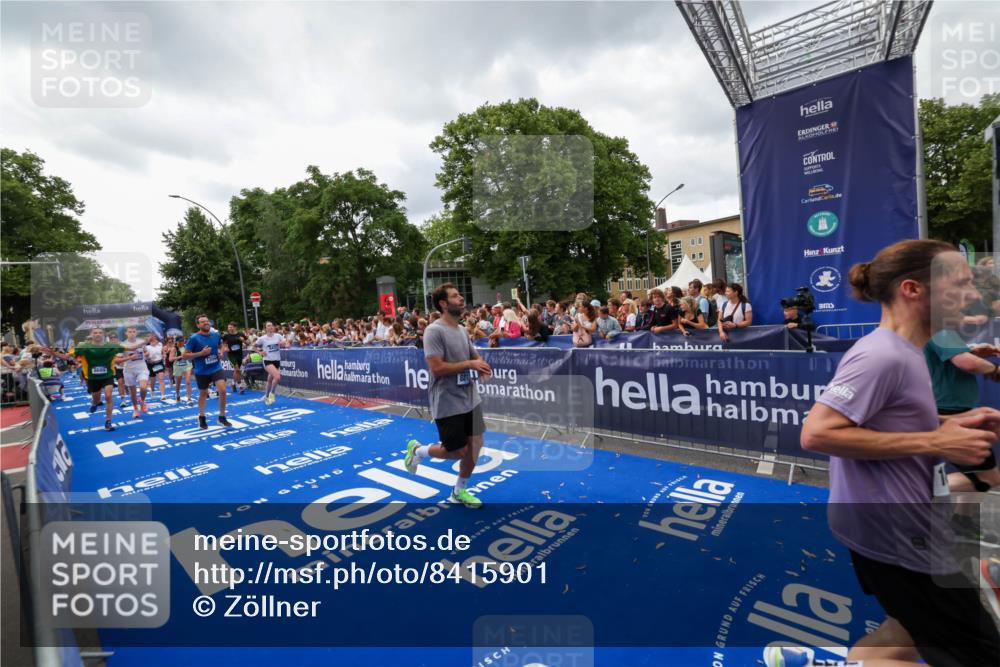 29.06.2025 - hella hamburg halbmarathon Zöllner http://msf.ph/oto/8415901 29.06.2025 10:49:36 Ziel 2516, 2592, 2596, 2878, 2889, 5705, 8437, 8689, 8813, 9038, 9649, 11339, 11340, 11679, 11977, 12094, 13233, 14562, 15392, 15857, 16114, 16592, 16738, 17001, 18476, 18960 meine-sportfotos.de