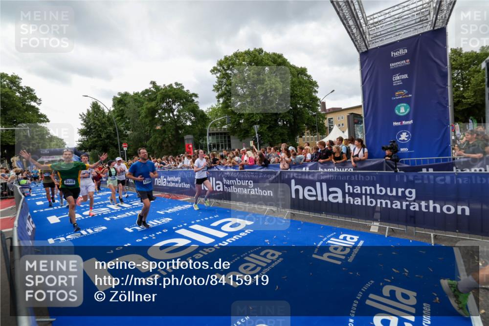 29.06.2025 - hella hamburg halbmarathon Zöllner http://msf.ph/oto/8415919 29.06.2025 10:49:37 Ziel 2516, 2592, 2596, 2889, 2937, 5705, 8437, 8689, 8813, 9038, 9649, 11340, 11679, 11977, 12094, 13233, 14562, 15392, 15857, 16114, 16592, 16738, 17001 meine-sportfotos.de