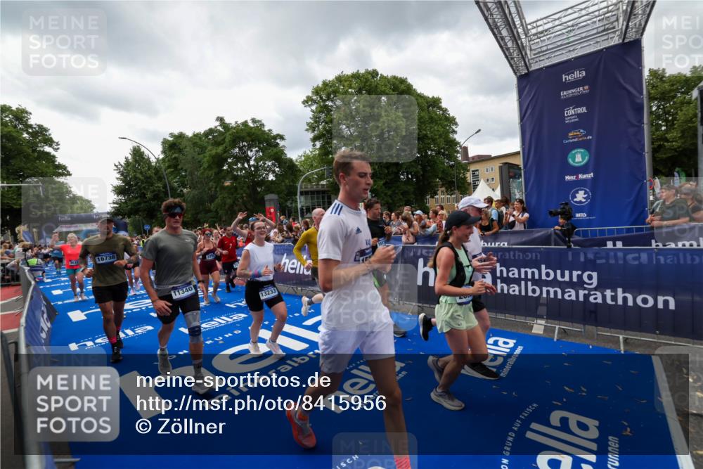 29.06.2025 - hella hamburg halbmarathon Zöllner http://msf.ph/oto/8415956 29.06.2025 10:49:39 Ziel 2504, 2516, 2592, 2596, 2889, 2937, 5705, 5978, 6115, 8689, 9038, 9463, 9649, 11340, 11679, 11977, 12094, 13233, 14562, 15392, 15857, 16114, 16592, 16738, 17001, 18058 meine-sportfotos.de