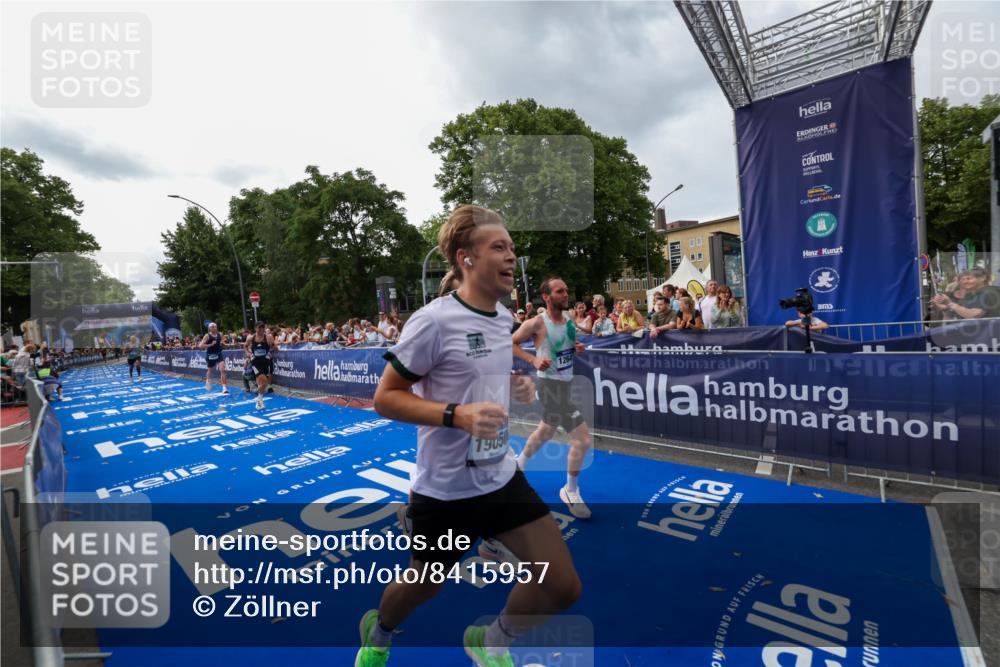 29.06.2025 - hella hamburg halbmarathon Zöllner http://msf.ph/oto/8415957 29.06.2025 10:27:06 Ziel 12641, 13780, 13956, 14828, 15671, 19050 meine-sportfotos.de