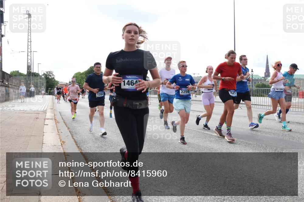 29.06.2025 - hella hamburg halbmarathon Lena Gebhardt http://msf.ph/oto/8415960 29.06.2025 10:17:38 Lombardsbrücke 1204, 1464, 2259, 7647, 1015, 1083, 1204, 1274, 1356, 1458, 1477, 1622, 1749, 1795, 2094, 2259, 2305, 2548, 2860, 3138, 3292, 3464, 3466, 3802, 3803, 4194, 4218, 4852, 5002, 5004, 5023, 5290, 5390, 5611, 5733, 6126, 6128, 6254, 6336, 6352, 6520, 6522, 6786, 7011, 7258, 7291, 7410, 7413, 7445, 7566, 7647, 7844, 7945, 8144, 8210, 8253, 8309, 8351, 8433, 8558, 8799, 8895, 9152, 9259, 9400, 9798, 9848, 9964, 10174, 10509 meine-sportfotos.de