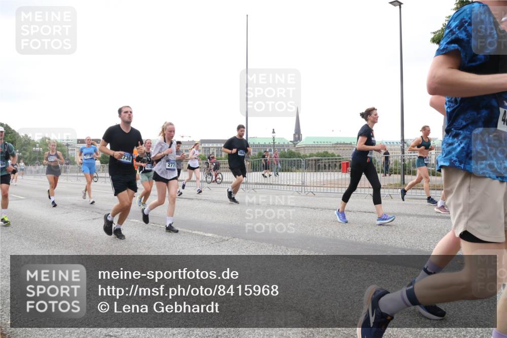 29.06.2025 - hella hamburg halbmarathon Lena Gebhardt http://msf.ph/oto/8415968 29.06.2025 10:51:40 Lombardsbrücke 571, 5716, 69, 2736, 474, 277, 4, 1617, 1997, 2202, 2308, 2380, 2484, 2485, 2593, 2736, 2778, 3240, 3991, 4652, 4748, 4808, 4878, 5291, 5357, 5394, 5534, 5716, 5717, 6007, 6091, 6604, 6885, 6945, 6947, 6954, 6961, 7682, 7769, 7841, 7871, 7992, 8040, 8125, 8399, 8410, 8672, 9166, 9167, 9220, 9340, 9462, 9582, 9583, 9590, 9594, 9673, 9763, 10496, 10521, 10533, 10693, 10830, 11034, 11101, 11268, 11575, 11875, 12065 meine-sportfotos.de