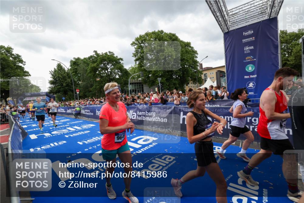 29.06.2025 - hella hamburg halbmarathon Zöllner http://msf.ph/oto/8415986 29.06.2025 10:49:42 Ziel 2504, 2516, 2706, 2889, 2937, 3060, 5705, 5978, 6115, 7332, 9038, 9463, 9619, 9649, 11679, 11977, 14562, 15392, 16738, 16843, 16877, 17001, 18058, 18451, 18926 meine-sportfotos.de