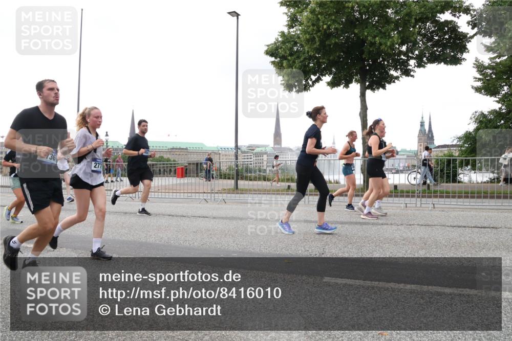 29.06.2025 - hella hamburg halbmarathon Lena Gebhardt http://msf.ph/oto/8416010 29.06.2025 10:51:41 Lombardsbrücke 36, 277, 1617, 1997, 2202, 2308, 2380, 2484, 2485, 2593, 2736, 2778, 3240, 3991, 4652, 4748, 4808, 4878, 5291, 5357, 5394, 5534, 5716, 5717, 6007, 6091, 6604, 6885, 6945, 6947, 6954, 6961, 7682, 7769, 7841, 7871, 7992, 8040, 8125, 8399, 8672, 9166, 9220, 9340, 9462, 9582, 9583, 9590, 9594, 9673, 9763, 10496, 10521, 10533, 10693, 10830, 11034, 11101, 11268, 11575, 11875, 12065 meine-sportfotos.de