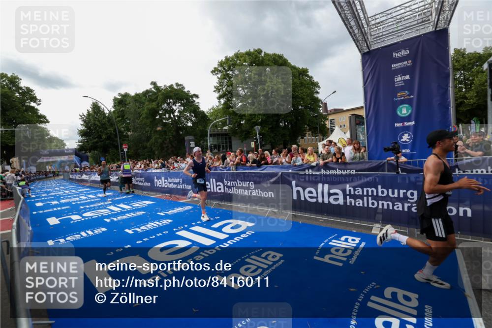 29.06.2025 - hella hamburg halbmarathon Zöllner http://msf.ph/oto/8416011 29.06.2025 10:27:08 Ziel 13956, 14828, 15671 meine-sportfotos.de