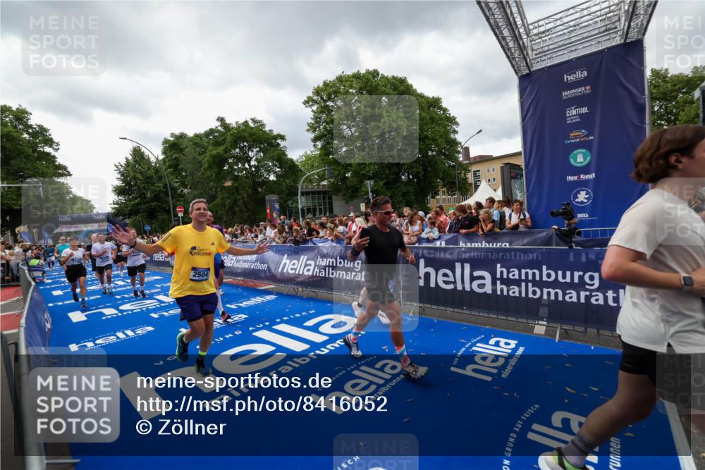 29.06.2025 - hella hamburg halbmarathon Zöllner http://msf.ph/oto/8416052 29.06.2025 10:49:46 Ziel 2504, 2706, 2937, 3060, 3543, 5894, 5978, 6115, 6125, 7332, 9463, 9551, 9619, 9723, 9924, 13159, 14794, 16843, 16877, 17282, 17753, 18058, 18451, 18926 meine-sportfotos.de