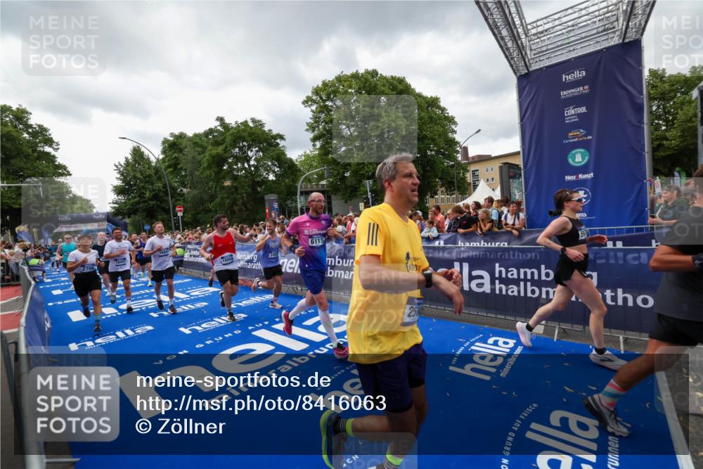 29.06.2025 - hella hamburg halbmarathon Zöllner http://msf.ph/oto/8416063 29.06.2025 10:49:47 Ziel 2504, 2706, 3060, 3543, 5894, 5978, 6115, 6125, 7332, 9463, 9551, 9619, 9723, 9924, 11975, 13159, 14794, 16843, 16877, 17282, 17753, 18058, 18451, 18926 meine-sportfotos.de