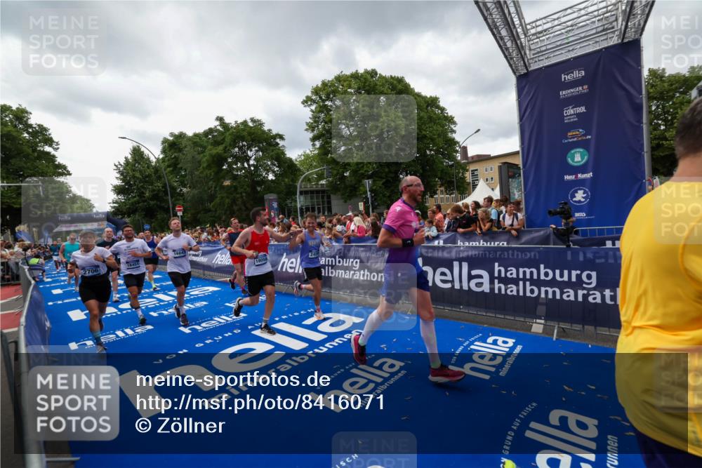 29.06.2025 - hella hamburg halbmarathon Zöllner http://msf.ph/oto/8416071 29.06.2025 10:49:47 Ziel 2504, 2706, 3060, 3543, 5894, 5978, 6115, 6125, 7332, 9463, 9551, 9619, 9723, 9924, 11975, 13159, 14794, 16843, 16877, 17282, 17753, 18058, 18451, 18926 meine-sportfotos.de