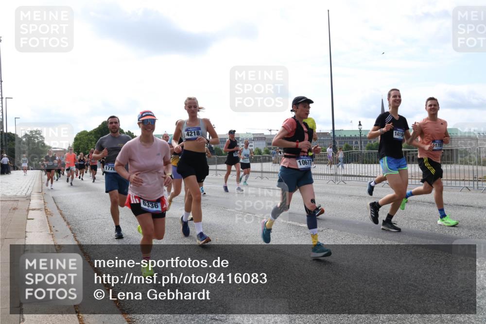 29.06.2025 - hella hamburg halbmarathon Lena Gebhardt http://msf.ph/oto/8416083 29.06.2025 10:17:41 Lombardsbrücke 1776, 6336, 4218, 10677, 1419, 1707, 1015, 1083, 1204, 1274, 1458, 1477, 1622, 1641, 1749, 1795, 2094, 2259, 2305, 2548, 2860, 3138, 3292, 3464, 3466, 3802, 3803, 4194, 4218, 4852, 5002, 5004, 5023, 5290, 5611, 5733, 6126, 6128, 6254, 6336, 6352, 6520, 6522, 6786, 7011, 7258, 7291, 7410, 7413, 7445, 7566, 7647, 7844, 7945, 8128, 8144, 8210, 8253, 8309, 8351, 8433, 8607, 8799, 8895, 9152, 9259, 9400, 9734, 9798, 9848, 9964, 10174, 10509 meine-sportfotos.de