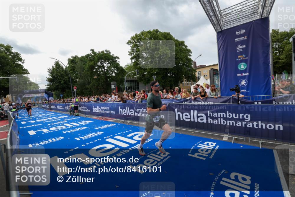 29.06.2025 - hella hamburg halbmarathon Zöllner http://msf.ph/oto/8416101 29.06.2025 10:27:17 Ziel 9097, 15583, 18037, 18124 meine-sportfotos.de