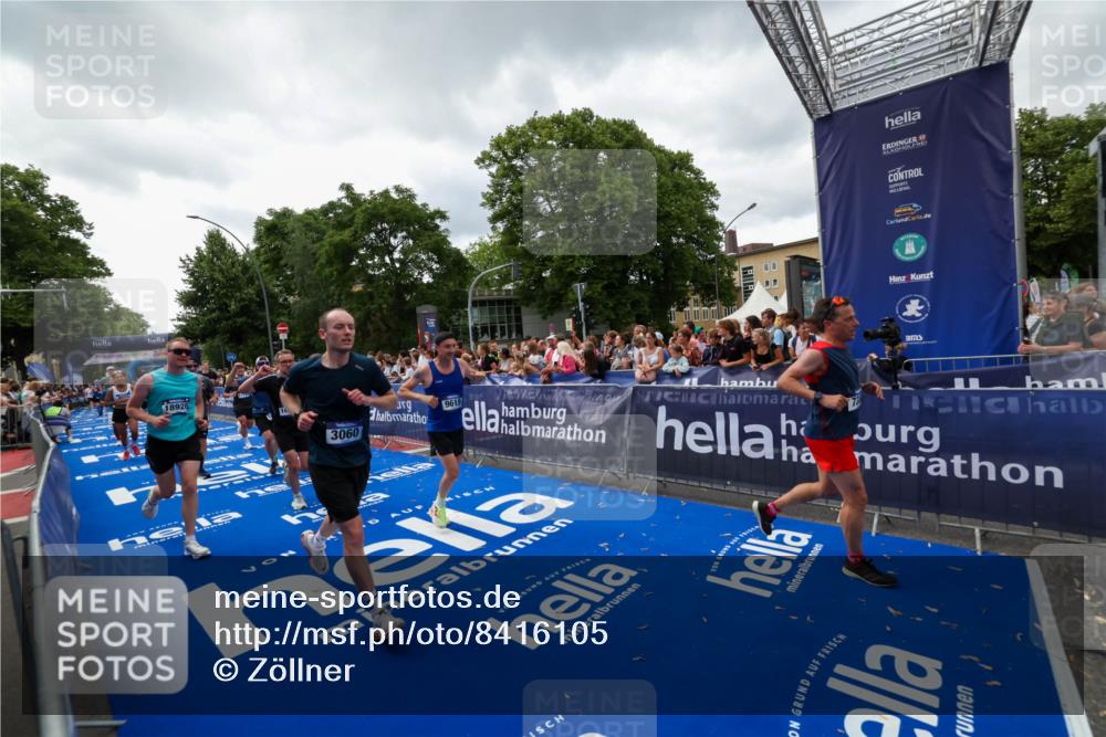 29.06.2025 - hella hamburg halbmarathon Zöllner http://msf.ph/oto/8416105 29.06.2025 10:49:49 Ziel 2706, 3060, 3543, 5894, 6125, 7332, 9200, 9551, 9619, 9723, 9924, 11975, 13159, 14794, 16800, 16843, 16877, 17282, 17753, 18451, 18926 meine-sportfotos.de