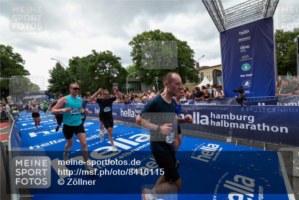 29.06.2025 - hella hamburg halbmarathon Zöllner http://msf.ph/oto/8416115 29.06.2025 10:49:50 Ziel 3060, 3543, 4017, 5460, 5894, 6125, 7332, 9126, 9200, 9551, 9619, 9723, 9924, 11975, 13159, 13463, 14794, 16800, 16877, 17282, 17753, 18926, 19122 meine-sportfotos.de