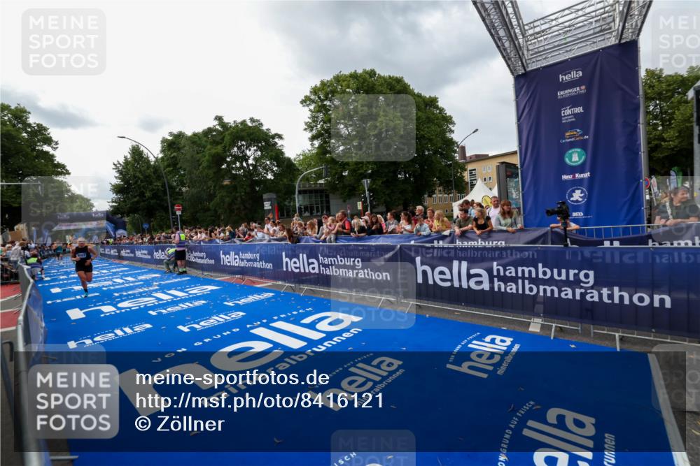 29.06.2025 - hella hamburg halbmarathon Zöllner http://msf.ph/oto/8416121 29.06.2025 10:27:18 Ziel 9097, 15583, 18037, 18124 meine-sportfotos.de