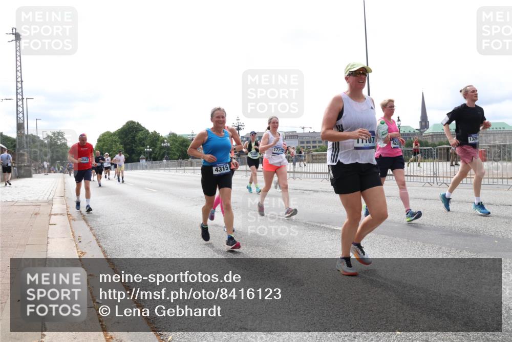 29.06.2025 - hella hamburg halbmarathon Lena Gebhardt http://msf.ph/oto/8416123 29.06.2025 10:26:28 Lombardsbrücke 8942, 4315, 12827, 1326, 426, 17712, 1300, 2643, 3617, 4267, 4268, 4315, 4507, 4509, 4844, 6159, 6905, 7929, 8079, 8276, 8306, 8357, 8674, 8942, 9186, 11107, 11139, 11270, 12126, 12826, 12827, 13264, 14063, 14179, 14356, 14726, 14930, 15027, 15807, 16788, 17300, 17675, 17712, 18074, 18087, 18516, 19144 meine-sportfotos.de