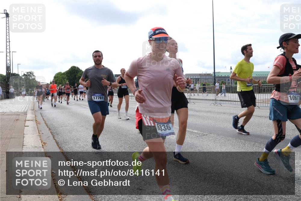 29.06.2025 - hella hamburg halbmarathon Lena Gebhardt http://msf.ph/oto/8416141 29.06.2025 10:17:41 Lombardsbrücke 17761, 11377, 6336, 10677, 1015, 1083, 1204, 1274, 1458, 1477, 1622, 1641, 1749, 1795, 2094, 2259, 2305, 2548, 2860, 3138, 3292, 3464, 3466, 3802, 3803, 4194, 4218, 4852, 5002, 5004, 5023, 5290, 5611, 5733, 6126, 6128, 6254, 6336, 6352, 6520, 6522, 6786, 7011, 7258, 7291, 7410, 7413, 7445, 7566, 7647, 7844, 7945, 8128, 8144, 8210, 8253, 8309, 8351, 8433, 8607, 8799, 8895, 9152, 9259, 9400, 9734, 9798, 9848, 9964, 10174, 10509 meine-sportfotos.de