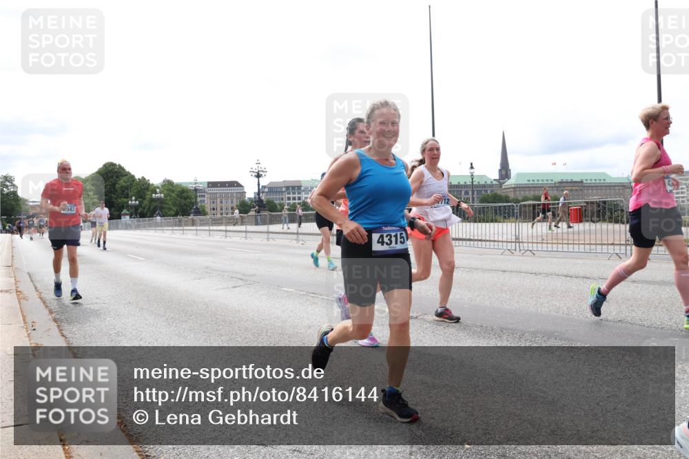 29.06.2025 - hella hamburg halbmarathon Lena Gebhardt http://msf.ph/oto/8416144 29.06.2025 10:26:29 Lombardsbrücke 6942, 4315, 1300, 2643, 3617, 4267, 4268, 4315, 4507, 4509, 4844, 6159, 6625, 6905, 7929, 8079, 8276, 8306, 8357, 8674, 8942, 9186, 11107, 11139, 11270, 12126, 12826, 12827, 13264, 14063, 14356, 14726, 14930, 15027, 15807, 15878, 16788, 17300, 17675, 17712, 18074, 18087, 18516, 19144 meine-sportfotos.de