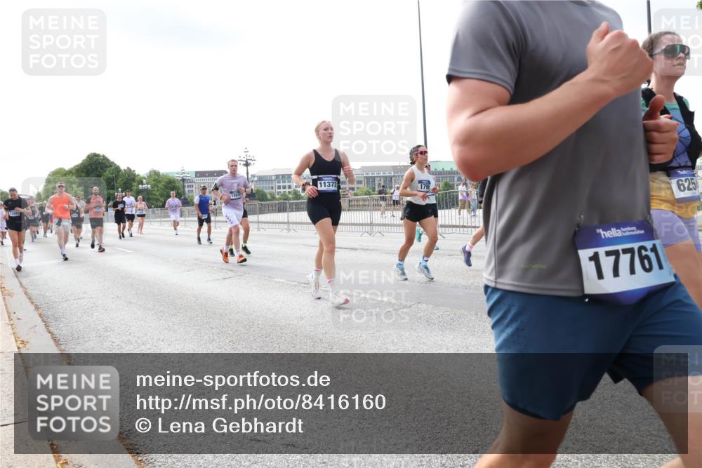 29.06.2025 - hella hamburg halbmarathon Lena Gebhardt http://msf.ph/oto/8416160 29.06.2025 10:17:42 Lombardsbrücke 11372, 12031, 17761, 625, 1015, 1083, 1159, 1160, 1204, 1274, 1458, 1477, 1622, 1641, 1749, 1795, 2094, 2259, 2305, 2548, 2860, 3138, 3292, 3464, 3466, 3802, 3803, 4194, 4218, 4852, 5002, 5004, 5023, 5290, 5611, 5733, 6126, 6128, 6254, 6336, 6352, 6520, 6522, 6786, 7011, 7258, 7291, 7410, 7413, 7445, 7566, 7647, 7844, 7945, 8128, 8144, 8210, 8309, 8351, 8433, 8607, 8799, 8895, 9152, 9259, 9400, 9734, 9798, 9848, 9964, 10174, 10509 meine-sportfotos.de