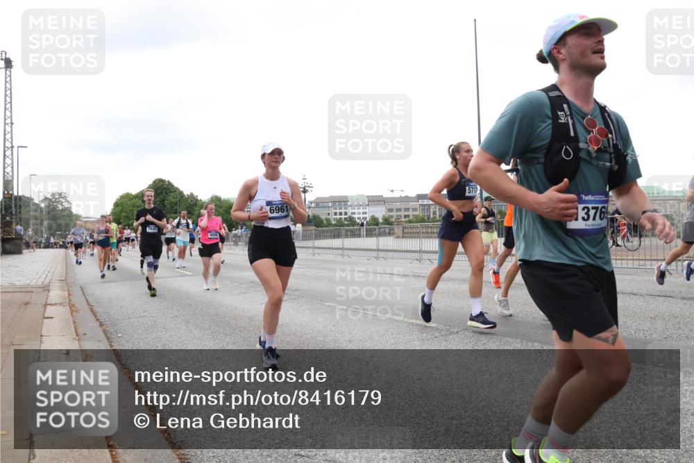 29.06.2025 - hella hamburg halbmarathon Lena Gebhardt http://msf.ph/oto/8416179 29.06.2025 10:51:43 Lombardsbrücke 7841, 6961, 5717, 376, 1418, 1617, 1997, 2202, 2308, 2380, 2484, 2485, 2593, 2736, 2778, 3240, 3991, 4598, 4606, 4652, 4748, 4808, 4878, 5291, 5357, 5394, 5534, 5716, 5717, 6007, 6091, 6604, 6885, 6945, 6947, 6954, 6961, 7682, 7769, 7841, 7871, 7992, 8040, 8125, 8399, 8621, 8672, 9220, 9340, 9462, 9582, 9583, 9590, 9594, 9673, 9763, 10496, 10521, 10533, 10693, 10830, 11034, 11101, 11268, 11575, 11875, 12065 meine-sportfotos.de