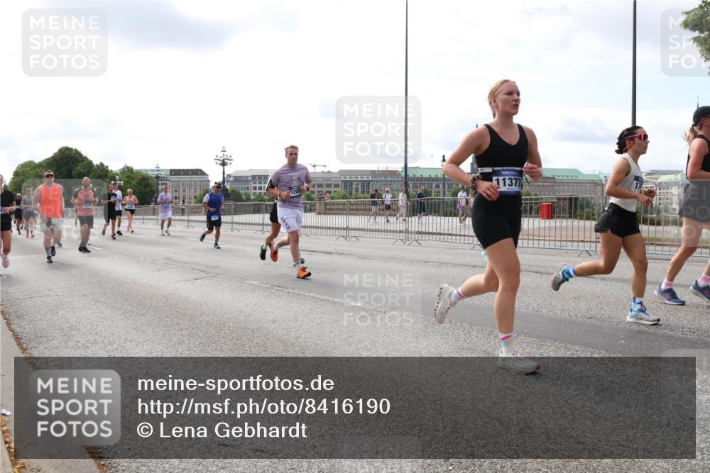 29.06.2025 - hella hamburg halbmarathon Lena Gebhardt http://msf.ph/oto/8416190 29.06.2025 10:17:43 Lombardsbrücke 1274, 11372, 1015, 1159, 1160, 1204, 1274, 1458, 1477, 1622, 1641, 1749, 1795, 2094, 2259, 2305, 2548, 2860, 3138, 3292, 3802, 3803, 4194, 4218, 4852, 5002, 5004, 5290, 5611, 5733, 6126, 6128, 6254, 6336, 6352, 6520, 6522, 6786, 7011, 7094, 7258, 7291, 7410, 7413, 7445, 7566, 7641, 7647, 7649, 7844, 7945, 8128, 8144, 8210, 8309, 8351, 8433, 8607, 8799, 8895, 9152, 9259, 9400, 9717, 9734, 9798, 9848, 9964, 10174, 10332, 10509 meine-sportfotos.de