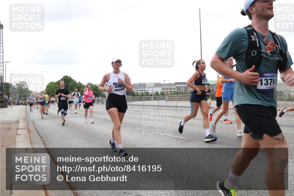 29.06.2025 - hella hamburg halbmarathon Lena Gebhardt http://msf.ph/oto/8416195 29.06.2025 10:51:43 Lombardsbrücke 7841, 696, 5717, 1376, 1418, 1617, 1997, 2202, 2308, 2380, 2484, 2485, 2593, 2736, 2778, 3240, 3991, 4598, 4606, 4652, 4748, 4808, 4878, 5291, 5357, 5394, 5534, 5716, 5717, 6007, 6091, 6604, 6885, 6945, 6947, 6954, 6961, 7682, 7769, 7841, 7871, 7992, 8040, 8125, 8399, 8621, 8672, 9220, 9340, 9462, 9582, 9583, 9590, 9594, 9673, 9763, 10496, 10521, 10533, 10693, 10830, 11034, 11101, 11268, 11575, 11875, 12065 meine-sportfotos.de